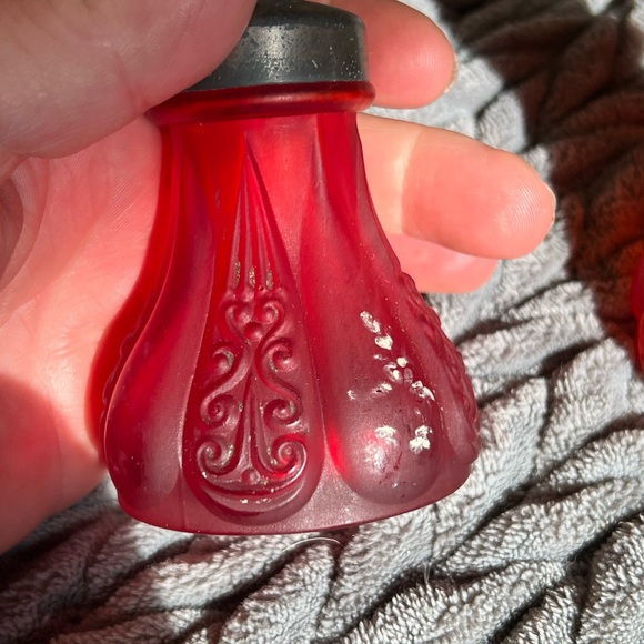 ANTIQUE VICTORIAN PIGEON BLOOD RED SALT & PEPPER SHAKERS - Picture 9 of 9
